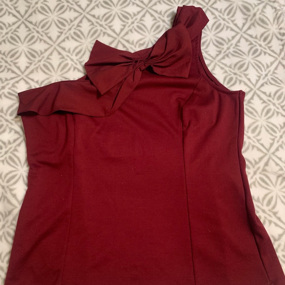 Single shoulder top